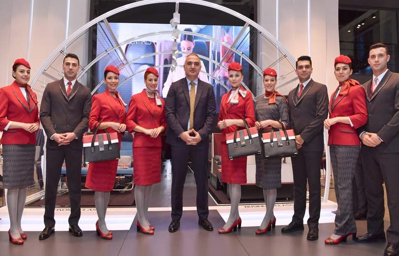 Turkish Airlines presenta sus nuevos uniformes de vuelo en un aclamado desfile durante la feria de turismo ITB Berlín Turkish Airlines presenta sus nuevos uniformes de vuelo en un aclamado desfile durante la feria de turismo ITB Berlín