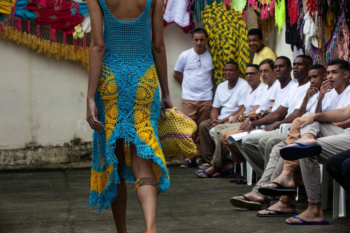 Reclusos brasileños crean una colección crochet para la Semana de la Moda de São Paulo Reclusos brasileños crean una colección crochet para la Semana de la Moda de São Paulo