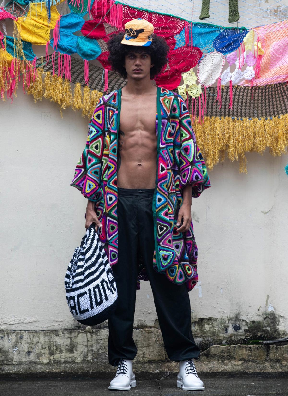 Reclusos brasileños crean una colección crochet para la Semana de la Moda de São Paulo Reclusos brasileños crean una colección crochet para la Semana de la Moda de São Paulo