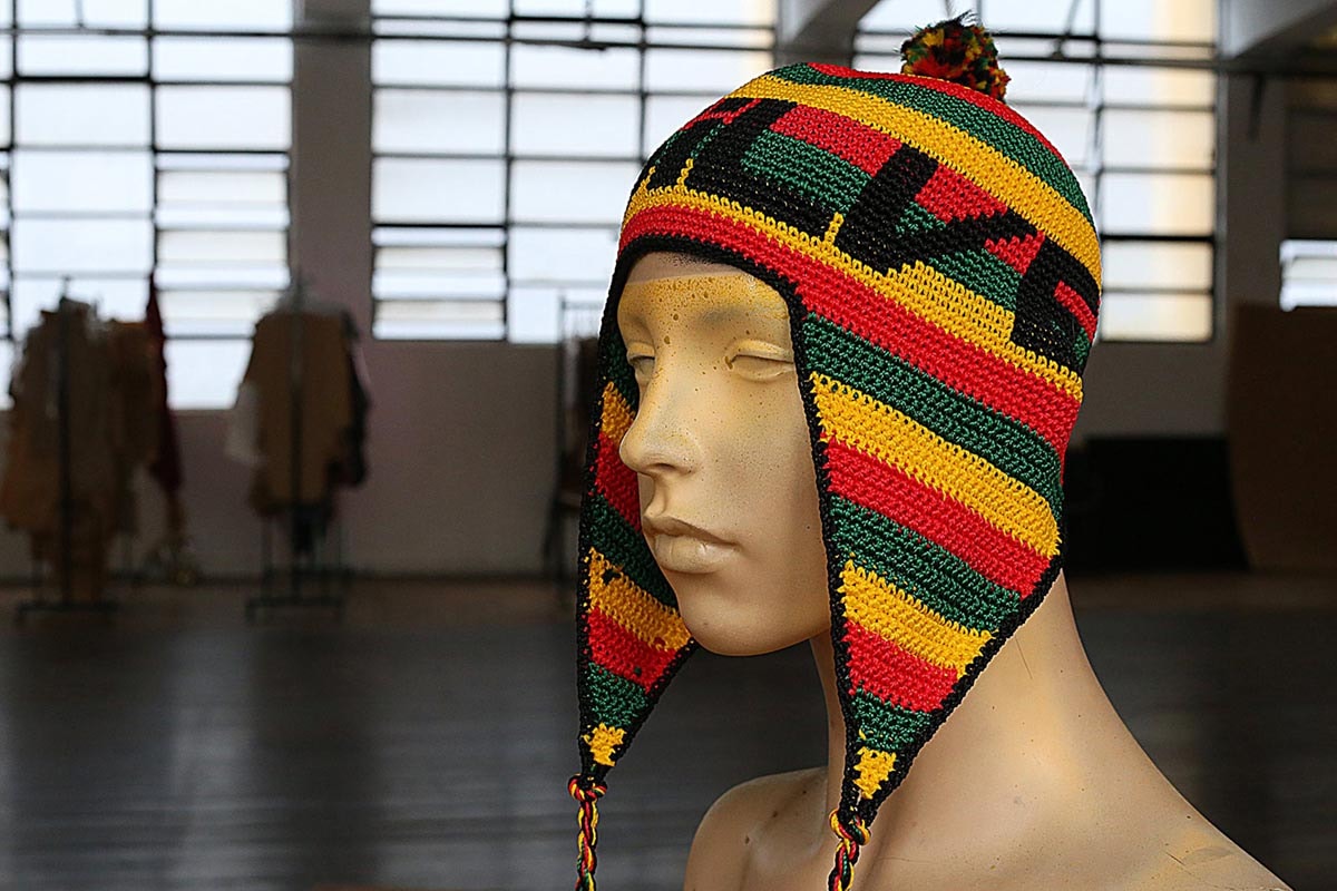 Reclusos brasileños crean una colección crochet para la Semana de la Moda de São Paulo Reclusos brasileños crean una colección crochet para la Semana de la Moda de São Paulo