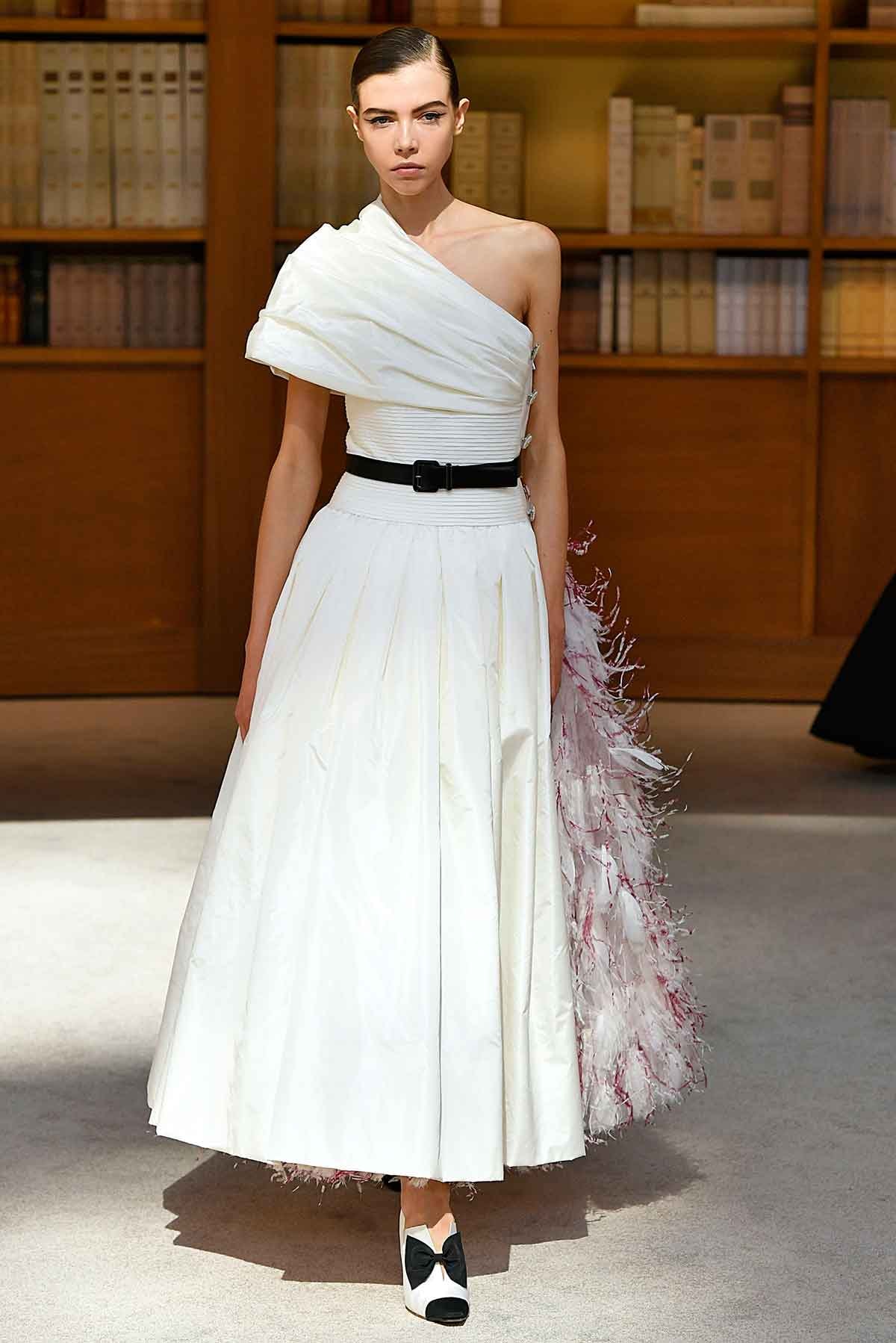 Viard mantiene los códigos en su primer desfile alta costura de Chanel Viard mantiene los códigos en su primer desfile alta costura de Chanel