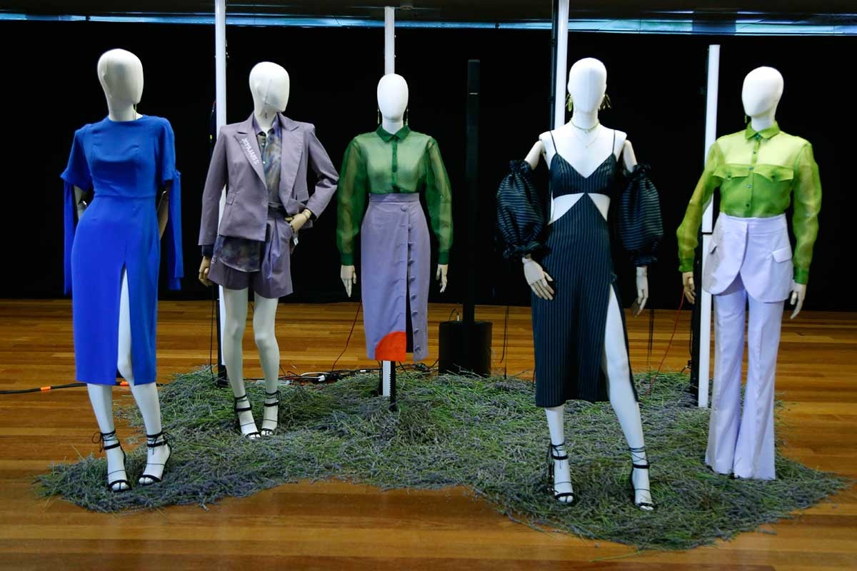 De la exuberancia de Duyos al futurismo de Fisherman: así fue la cuarta jornada de desfiles de la MBFW Madrid De la exuberancia de Duyos al futurismo de Fisherman: así fue la cuarta jornada de desfiles de la MBFW Madrid