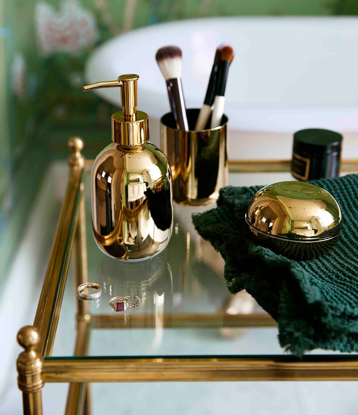 El estilo british & chic de Poppy Delevingne protgoniza la última campaña de H&M Home El estilo british & chic de Poppy Delevingne protgoniza la última campaña de H&M Home
