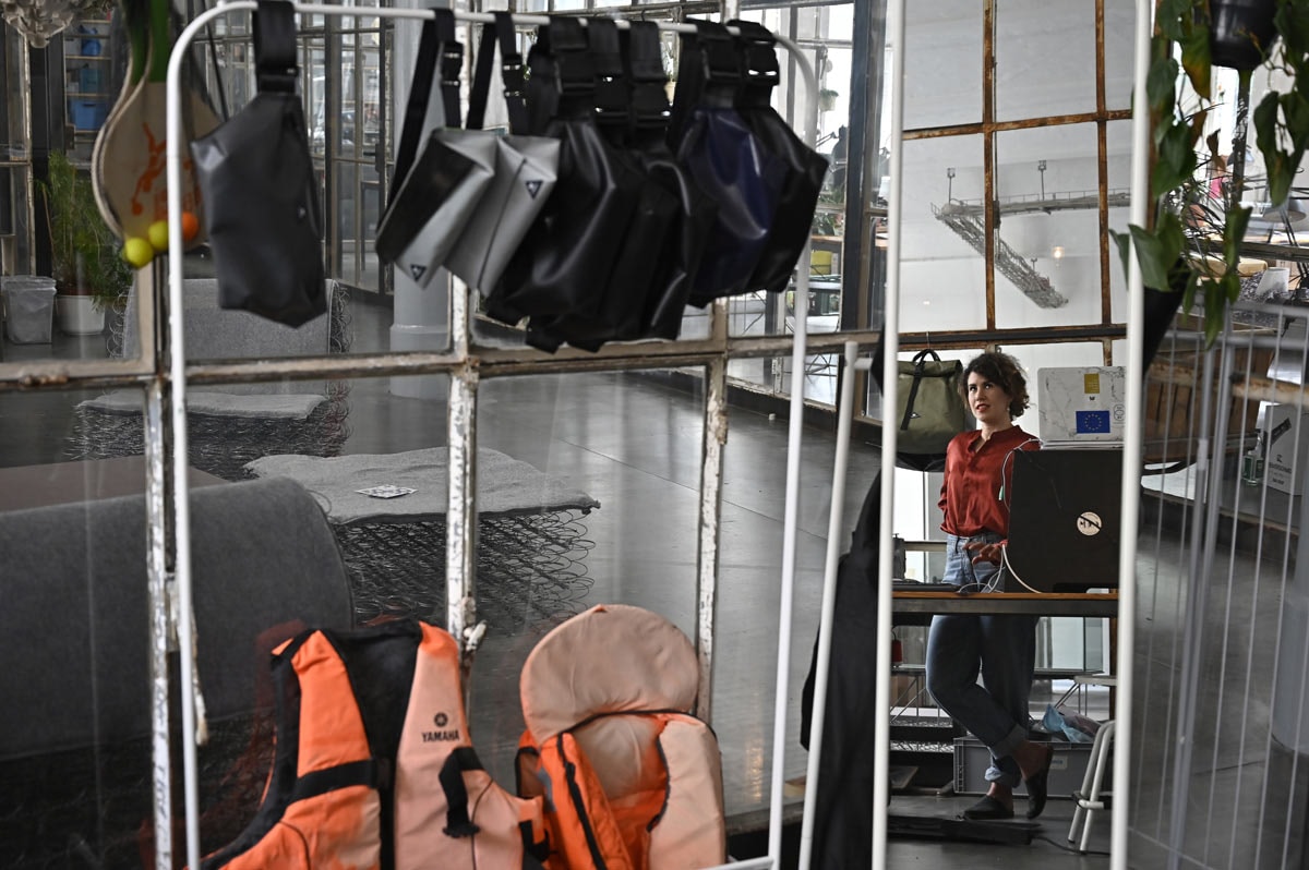 Lanchas neumáticas de migrantes transformadas en bolsos en Berlín Lanchas neumáticas de migrantes transformadas en bolsos en Berlín