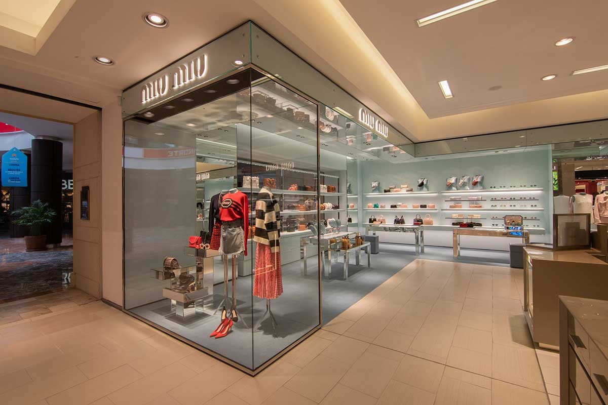 El espacio de Miu Miu en Saks Fifth Avenue se transforma El espacio de Miu Miu en Saks Fifth Avenue se transforma