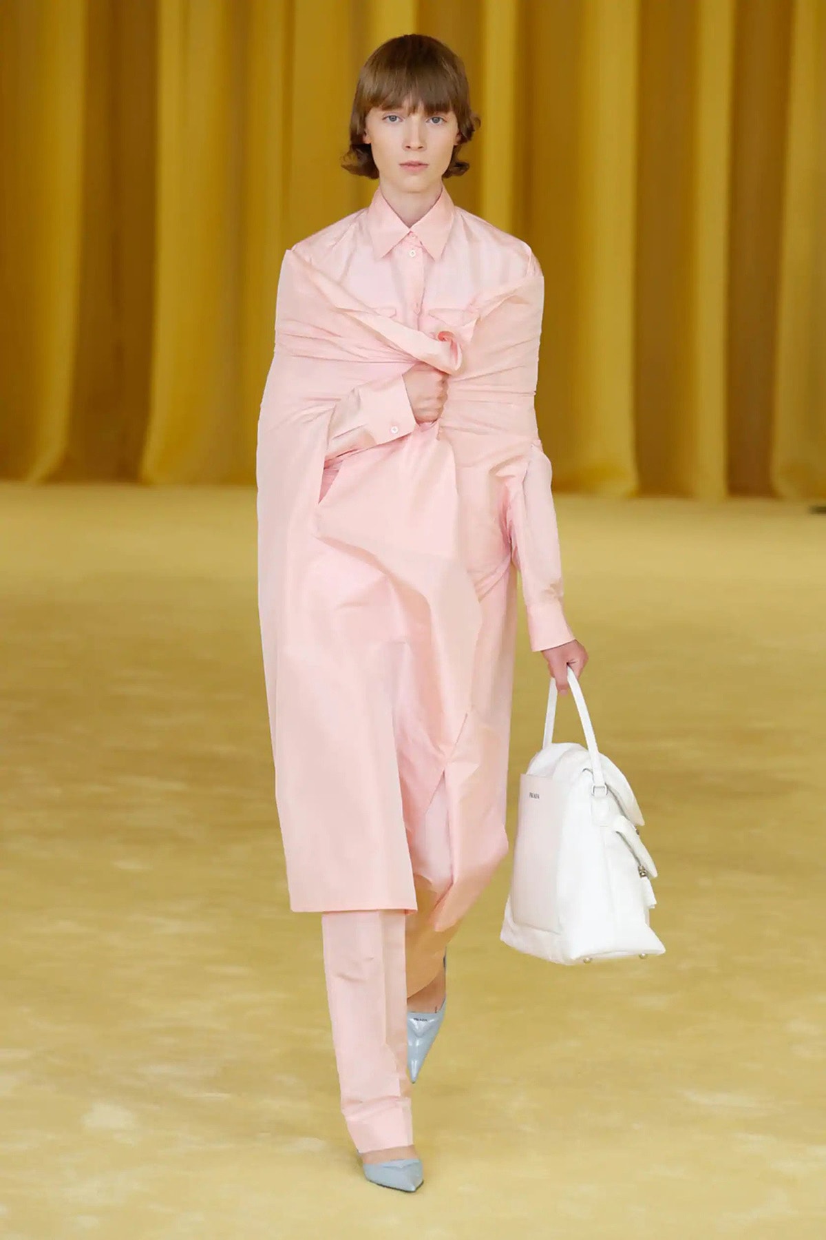 Prada deslumbra con el “baile de debutantes” de Miuccia Prada y Raf Simons Prada deslumbra con el “baile de debutantes” de Miuccia Prada y Raf Simons