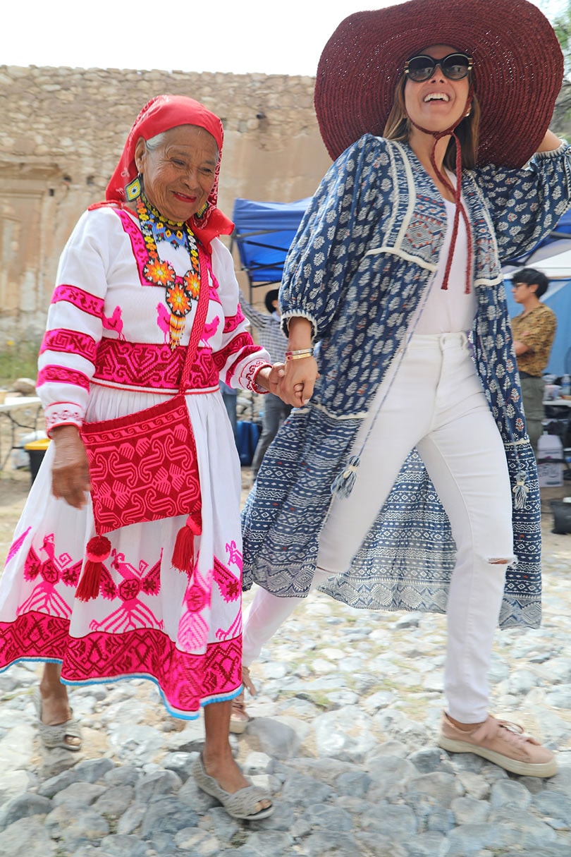 Esta diseñadora mexicana lucha por la comunidad Wixárika a través de la moda Esta diseñadora mexicana lucha por la comunidad Wixárika a través de la moda