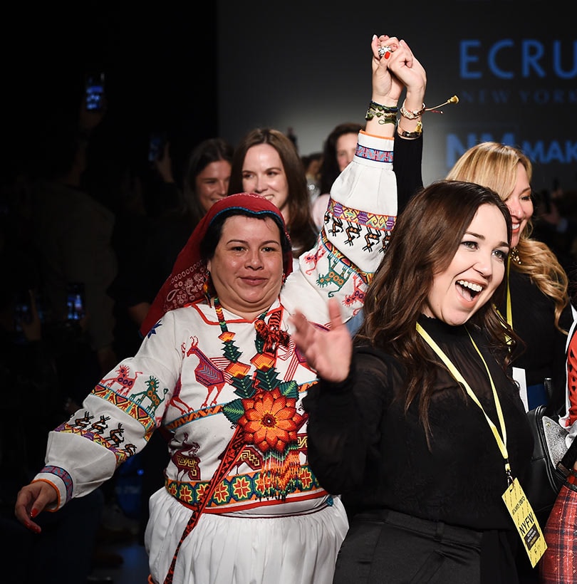 Esta diseñadora mexicana lucha por la comunidad Wixárika a través de la moda Esta diseñadora mexicana lucha por la comunidad Wixárika a través de la moda