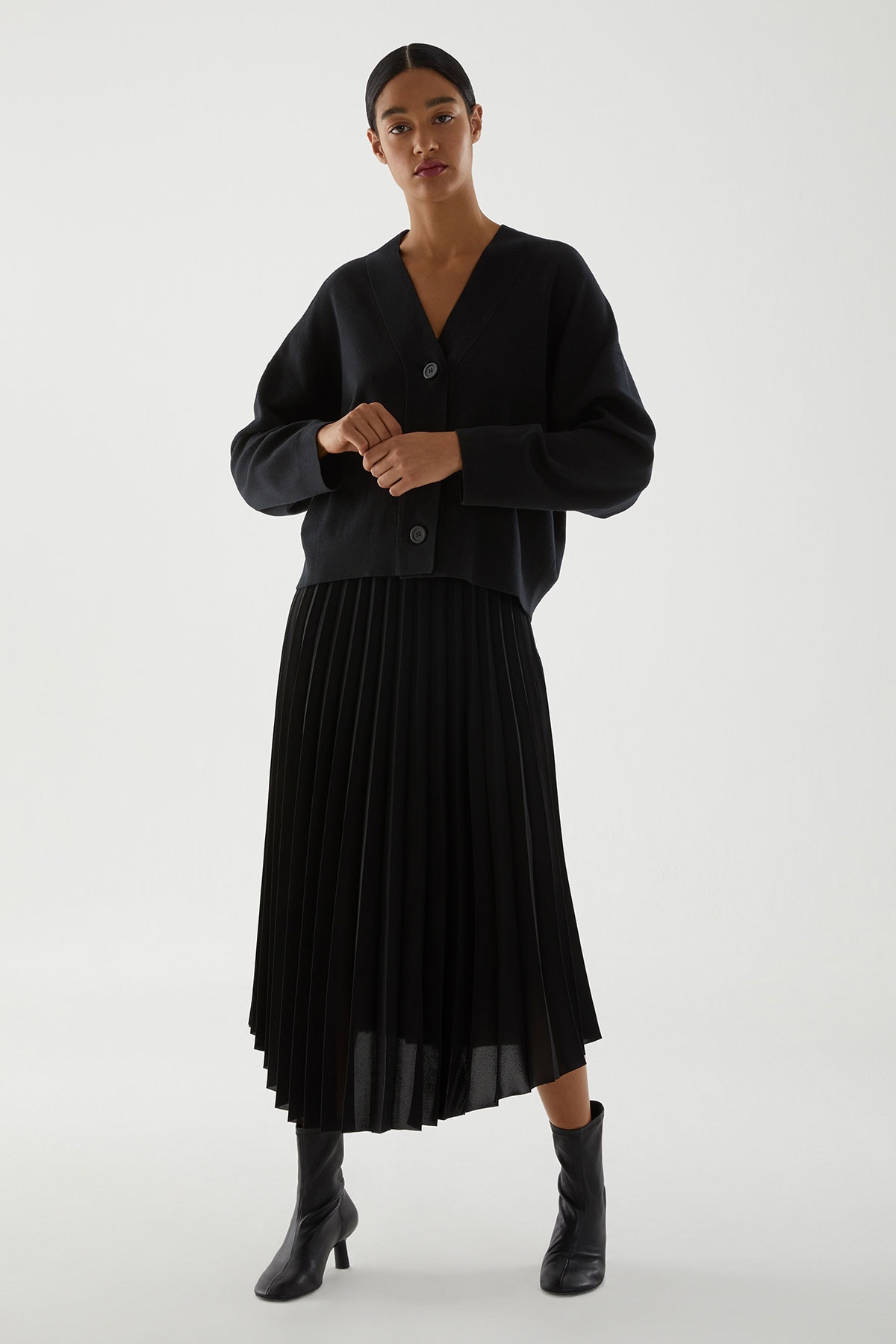 COS lanza una colección de cashmere reciclado en colaboración con la Aid Foundation COS lanza una colección de cashmere reciclado en colaboración con la Aid Foundation
