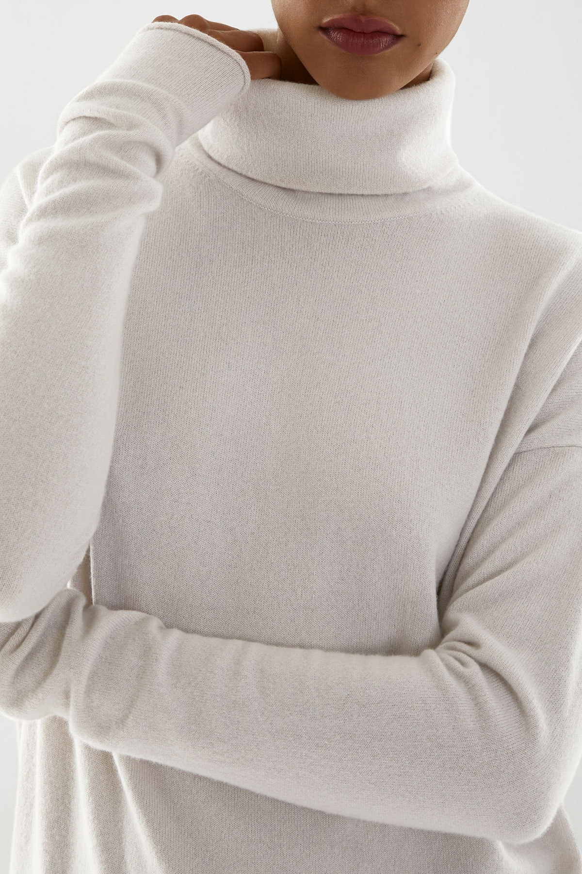 COS lanza una colección de cashmere reciclado en colaboración con la Aid Foundation COS lanza una colección de cashmere reciclado en colaboración con la Aid Foundation