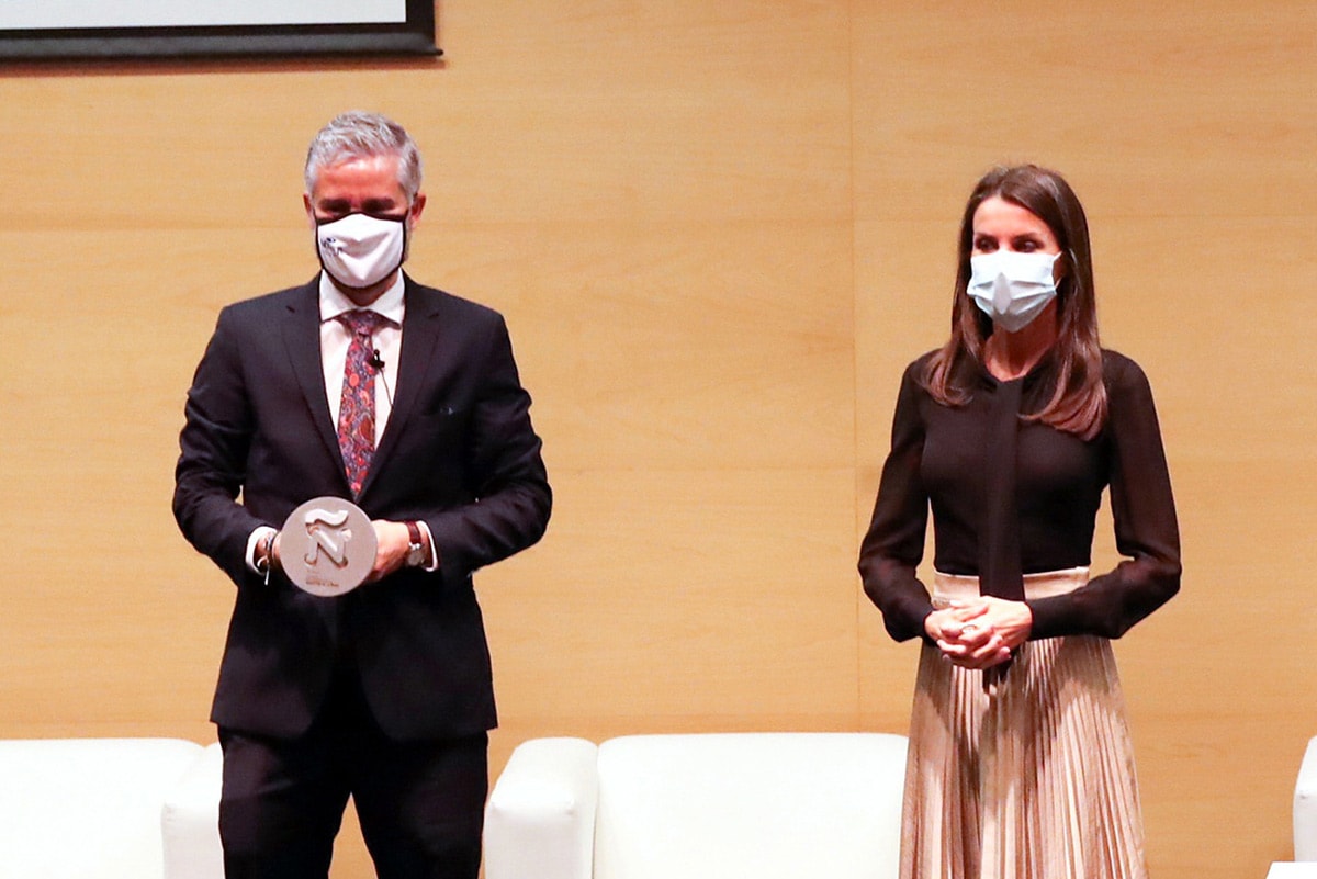 La Reina Letizia hace entrega de los VI Premios Nacionales de la Industria de la Moda La Reina Letizia hace entrega de los VI Premios Nacionales de la Industria de la Moda