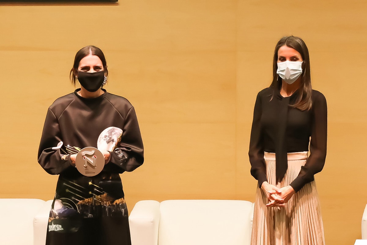 La Reina Letizia hace entrega de los VI Premios Nacionales de la Industria de la Moda La Reina Letizia hace entrega de los VI Premios Nacionales de la Industria de la Moda