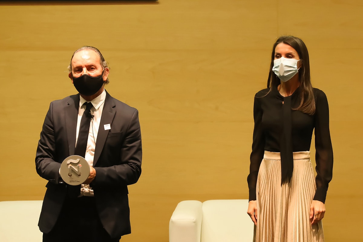 La Reina Letizia hace entrega de los VI Premios Nacionales de la Industria de la Moda La Reina Letizia hace entrega de los VI Premios Nacionales de la Industria de la Moda