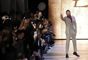 Stefano Pilati aclamado en su último desfile Stefano Pilati aclamado en su último desfile