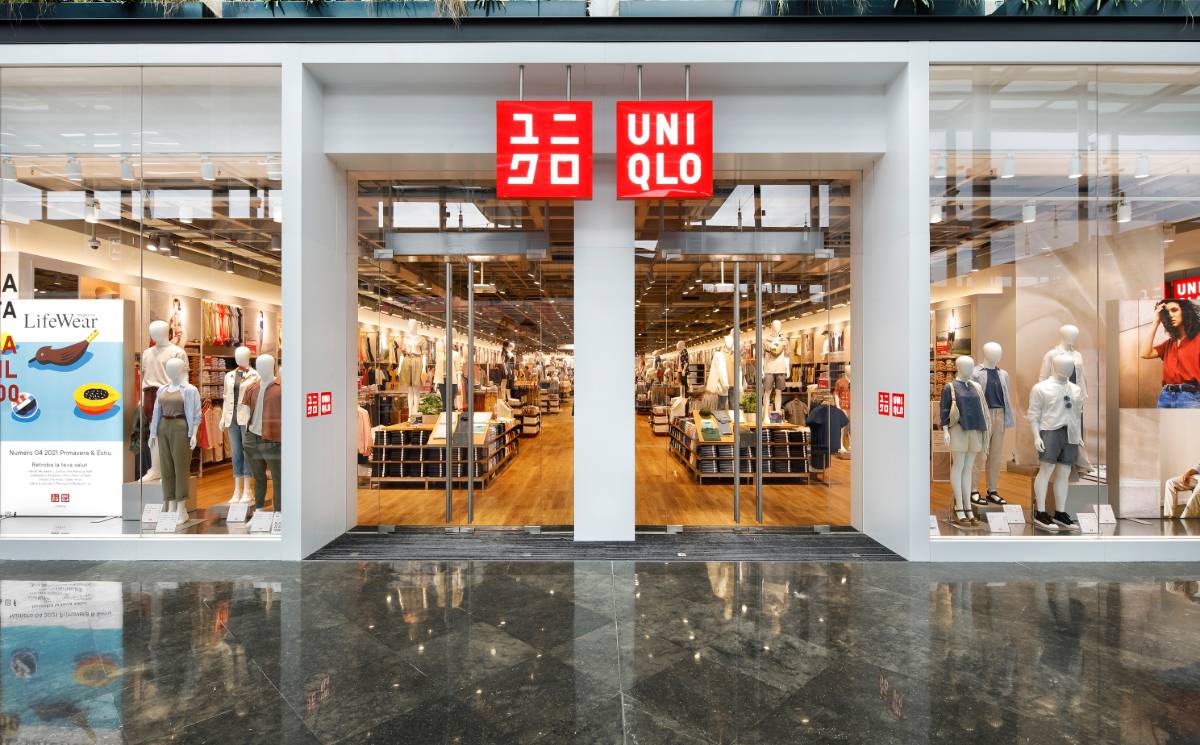 Uniqlo, comercio japonés de moda en Barcelona España. 